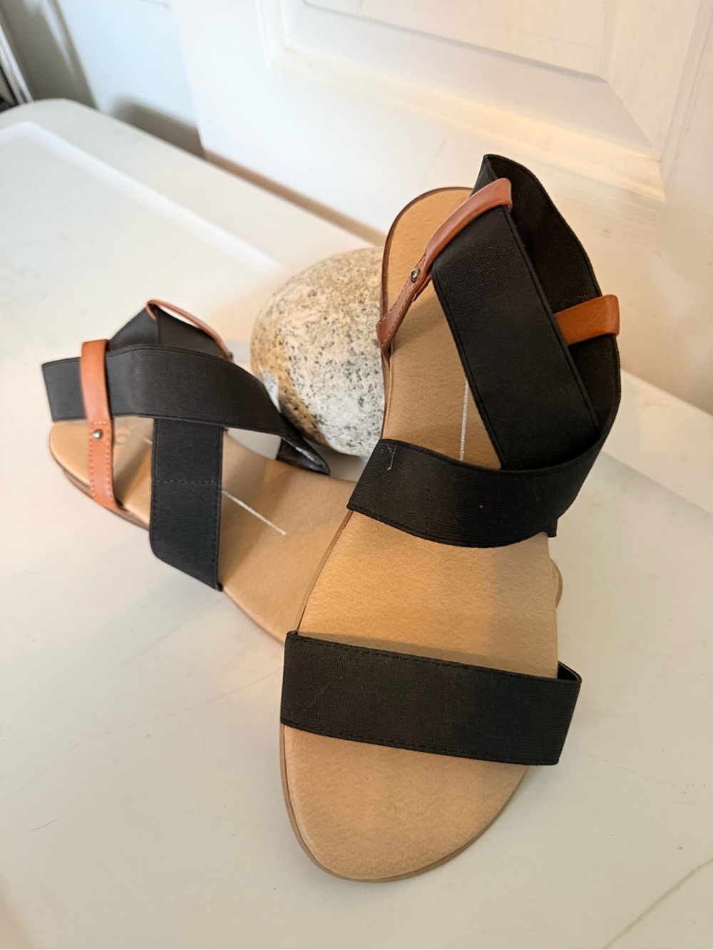 XOXO Black and Brown Strappy Elastic Sandals
